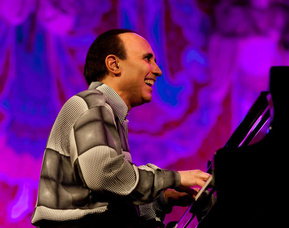 Michel Camilo: Un pianista que conjuga el jazz con ritmos Caribeños