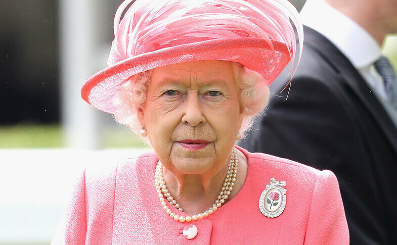EL INUSUAL MENSAJE DE ISABEL II A QUIENES DESCONFÍAN DE LAS VACUNAS: "HAY QUE PENSAR EN LOS DEMÁS"