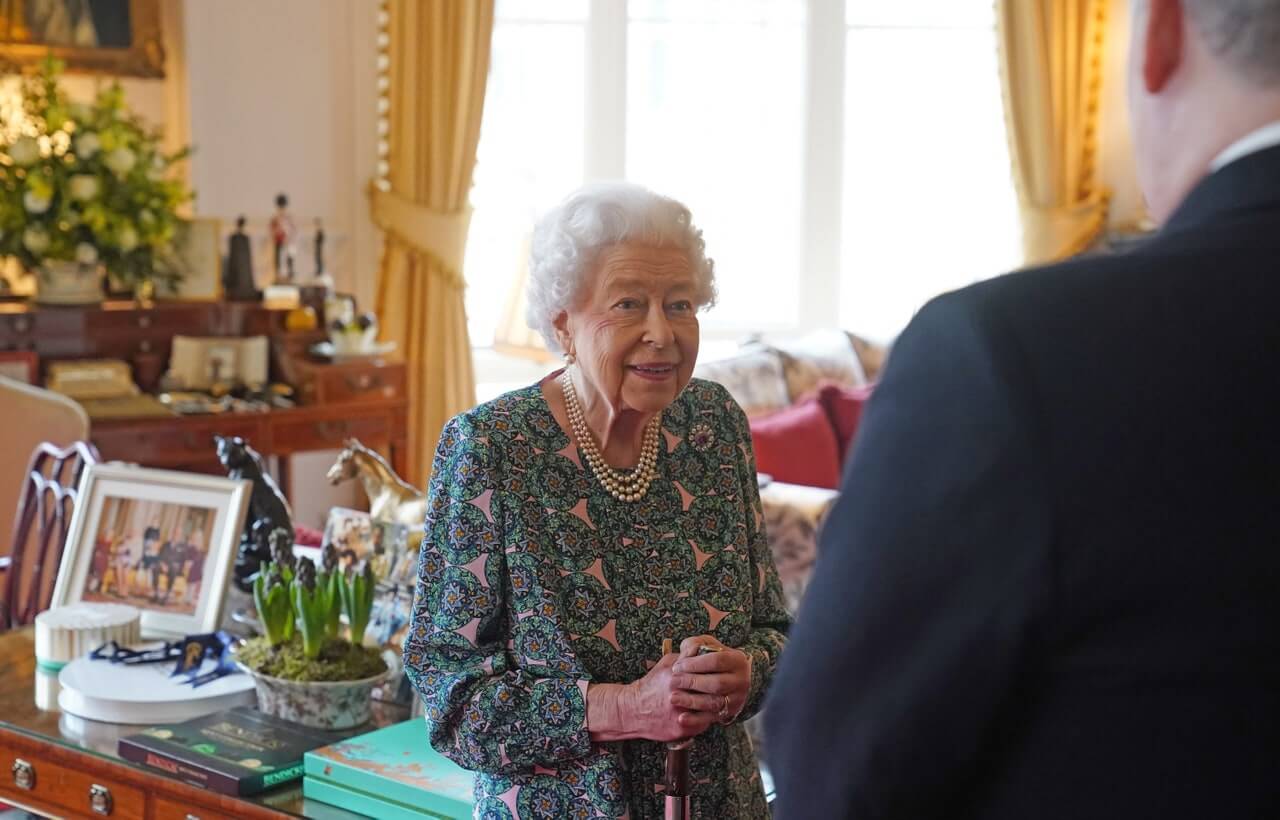“No me puedo mover”: la reina Isabel II reconoce sentirse frágil por primera vez
