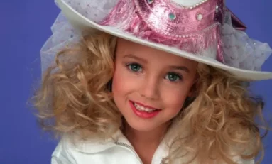 Tenía 6 años: JonBenét Ramsey "la pequeña reina de belleza que fue asesinada en su casa y cuyo crimen nunca se develó"