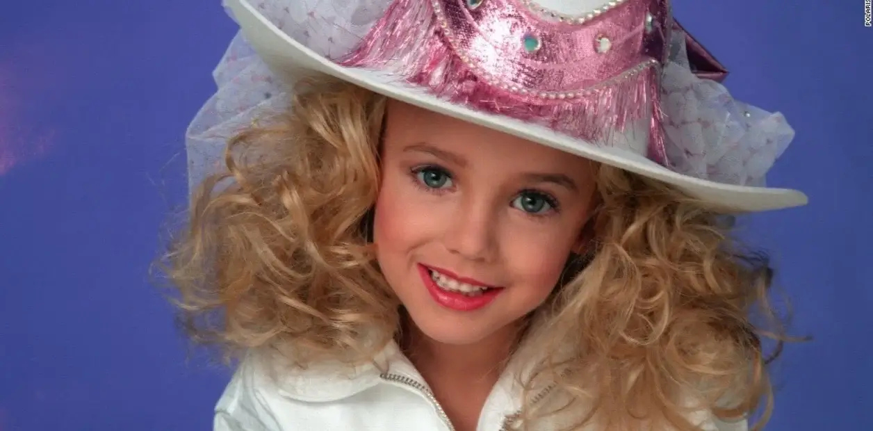 Tenía 6 años: JonBenét Ramsey «la pequeña reina de belleza que fue asesinada en su casa y cuyo crimen nunca se develó»