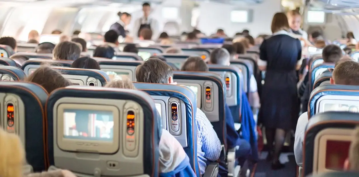 A BORDO. Pasajeros molestos: «los 20 comportamientos que más irritan en el avión»