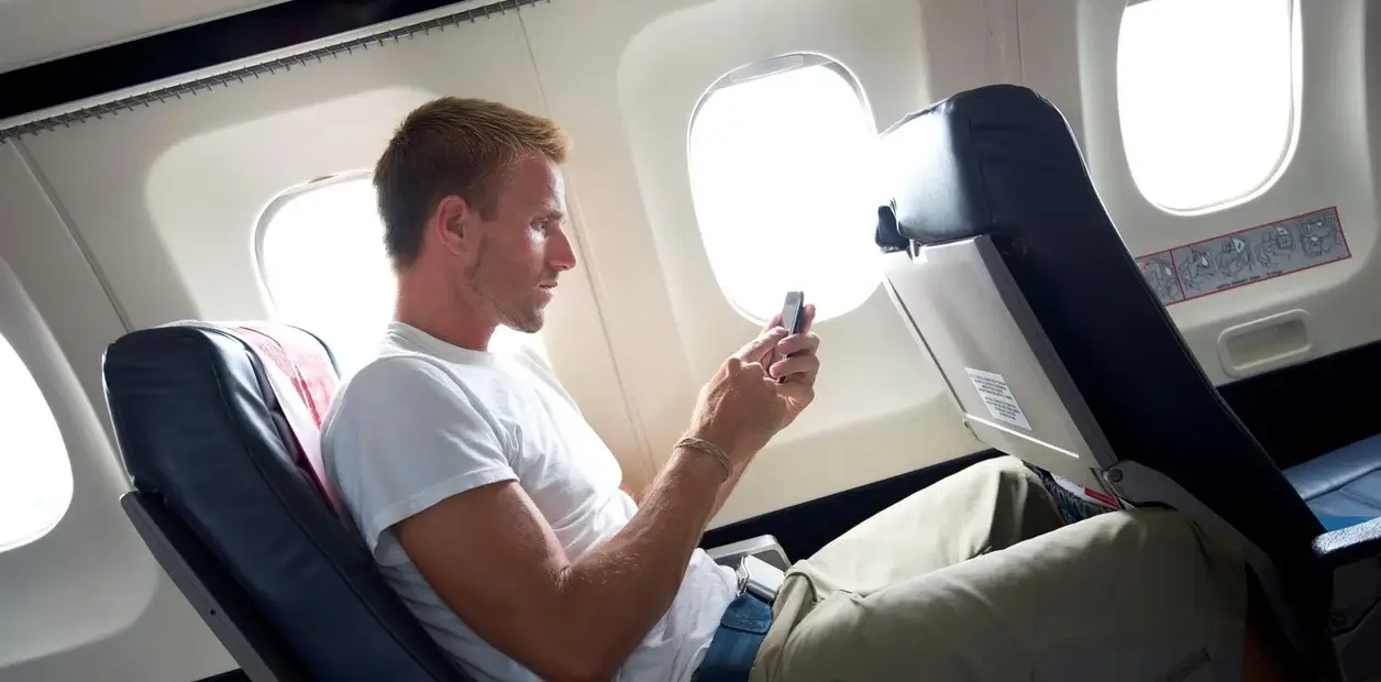 Mitos y verdades:  Qué puede pasar si no se activa el teléfono en modo avión durante un vuelo