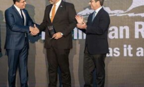 David Collado entrega a Frank Díaz de Sky Cana;  reconocimiento del Ministerio de Turismo.