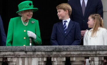 Isabel II reaparece por sorpresa en el último acto del Jubileo de Platino tras un desfile con Kate Moss, los Teletubbies y Ed Sheeran