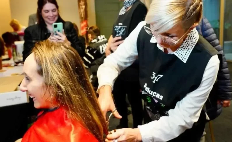 Solidaridad:  La peluquera que corta pelo para regalarlo y ya ayudó a más de 5.000 pacientes oncológicas