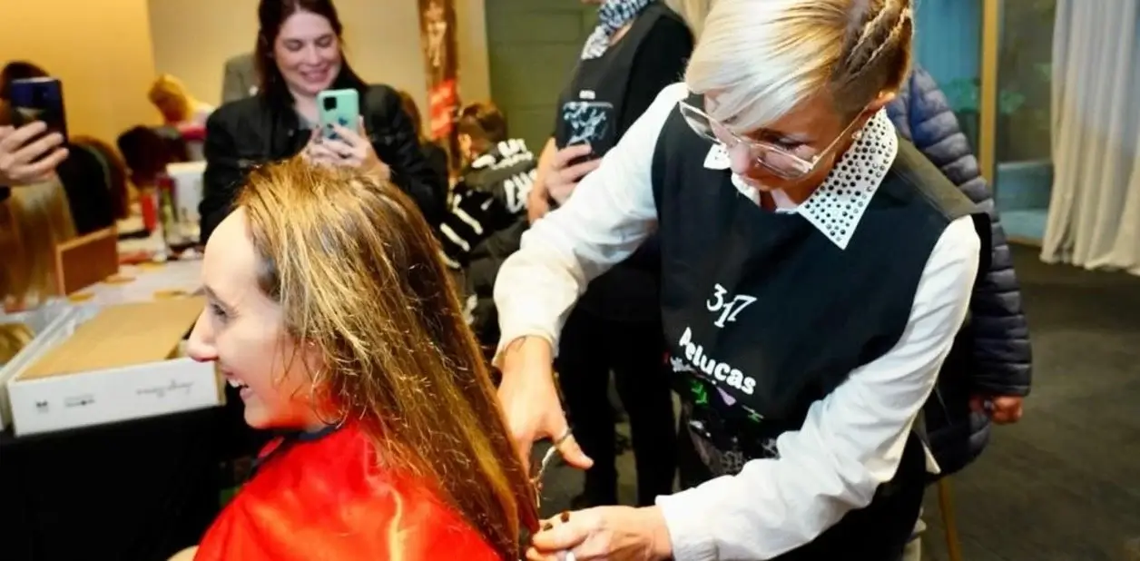 Solidaridad:  La peluquera que corta pelo para regalarlo y ya ayudó a más de 5.000 pacientes oncológicas