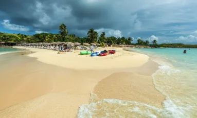 Cómo es Saint Martin, una pequeña isla del Caribe con dos países y playas espectaculares