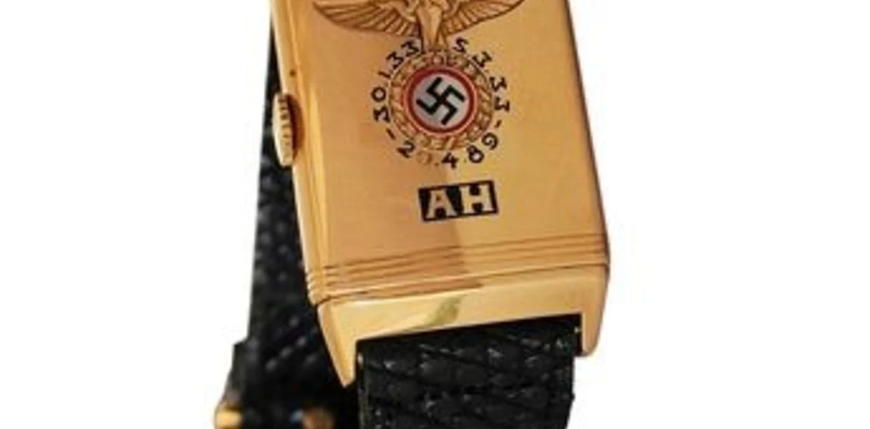 Historia y rechazo:  En una controvertida subasta, se vendió un reloj de Hitler en más de un millón de dólares