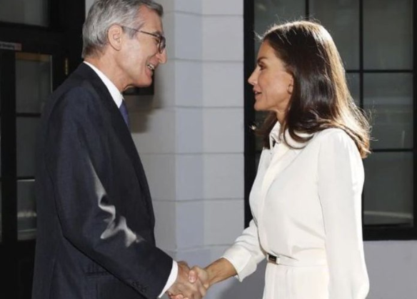 «Dame la mano como a un hombre», el reclamo de la reina Letizia al embajador de España en Estados Unidos