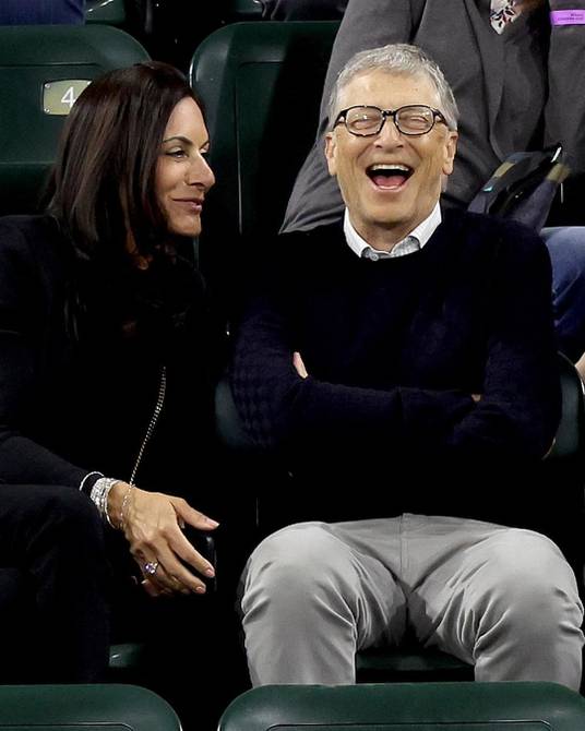 Quién es Paula Hurd, la nueva novia de Bill Gates: millonaria, viuda y amiga de uno de los mayores enemigos del fundador de Microsoft