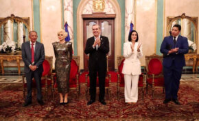 Presidente Abinader condecora a Negro Santos y Charytín Goico con la Orden Heráldica de Cristóbal Colón en el Grado de Caballero