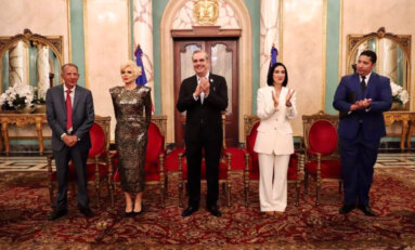 Presidente Abinader condecora a Negro Santos y Charytín Goico con la Orden Heráldica de Cristóbal Colón en el Grado de Caballero
