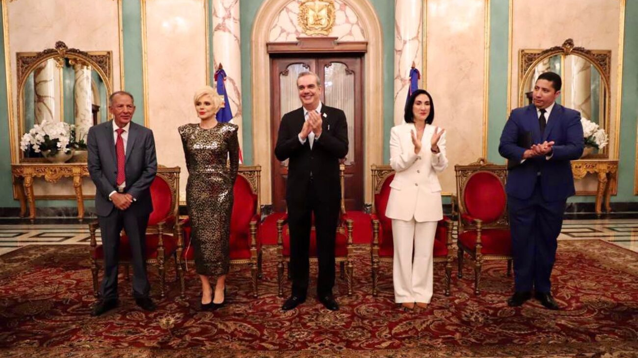 Presidente Abinader condecora a Negro Santos y Charytín Goico con la Orden Heráldica de Cristóbal Colón en el Grado de Caballero