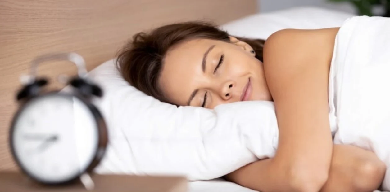A qué hora exacta ir a dormir para descansar bien, según un neurocientífico de Stanford