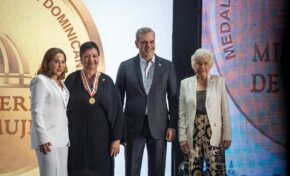 El presidente Abinader entrega Medalla al Mérito de la Mujer a Manola Santana