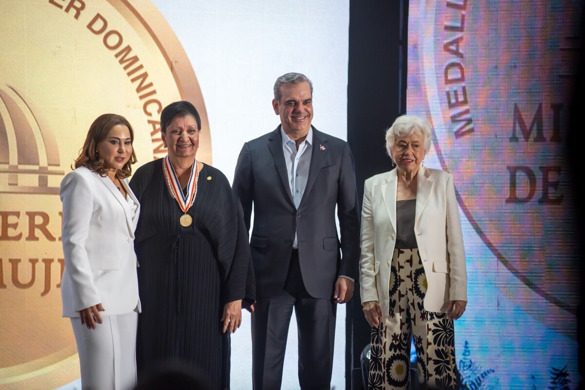 El presidente Abinader entrega Medalla al Mérito de la Mujer a Manola Santana