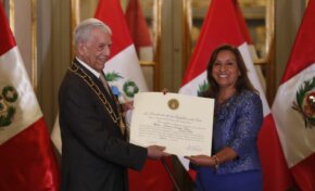Vargas Llosa respalda al Gobierno de Dina Boluarte al ser condecorado en Lima