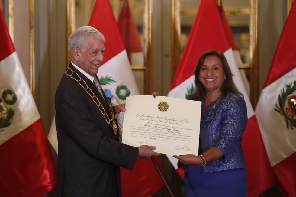 Vargas Llosa respalda al Gobierno de Dina Boluarte al ser condecorado en Lima