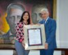 Ayuntamiento de Salcedo declara a Eduardo Estrella  como Visitante Distinguido