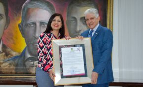 Ayuntamiento de Salcedo declara a Eduardo Estrella  como Visitante Distinguido