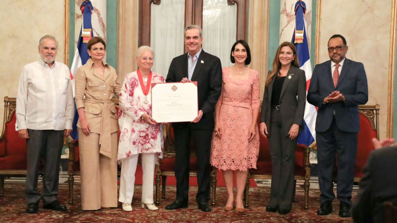 Presidente Abinader concede Orden Heráldica de Cristóbal Colón a la señora Rosa Margarita Bonetti, mejor conocida como Pirigua