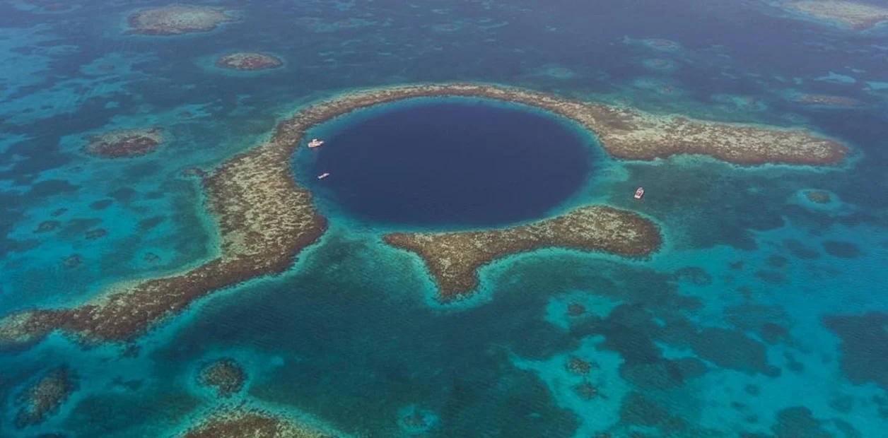 Las fascinantes primeras imágenes del interior del segundo agujero azul más profundo del mundo
