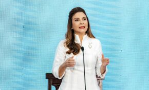 Carolina Mejía: “El Bienestar logrado en SD no puede retroceder”.