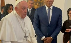 El senador Carlos Gómez visita Roma en compañía del empresario Dr. Ramón Tallaj y comparte con su Santidad el Papa Francisco