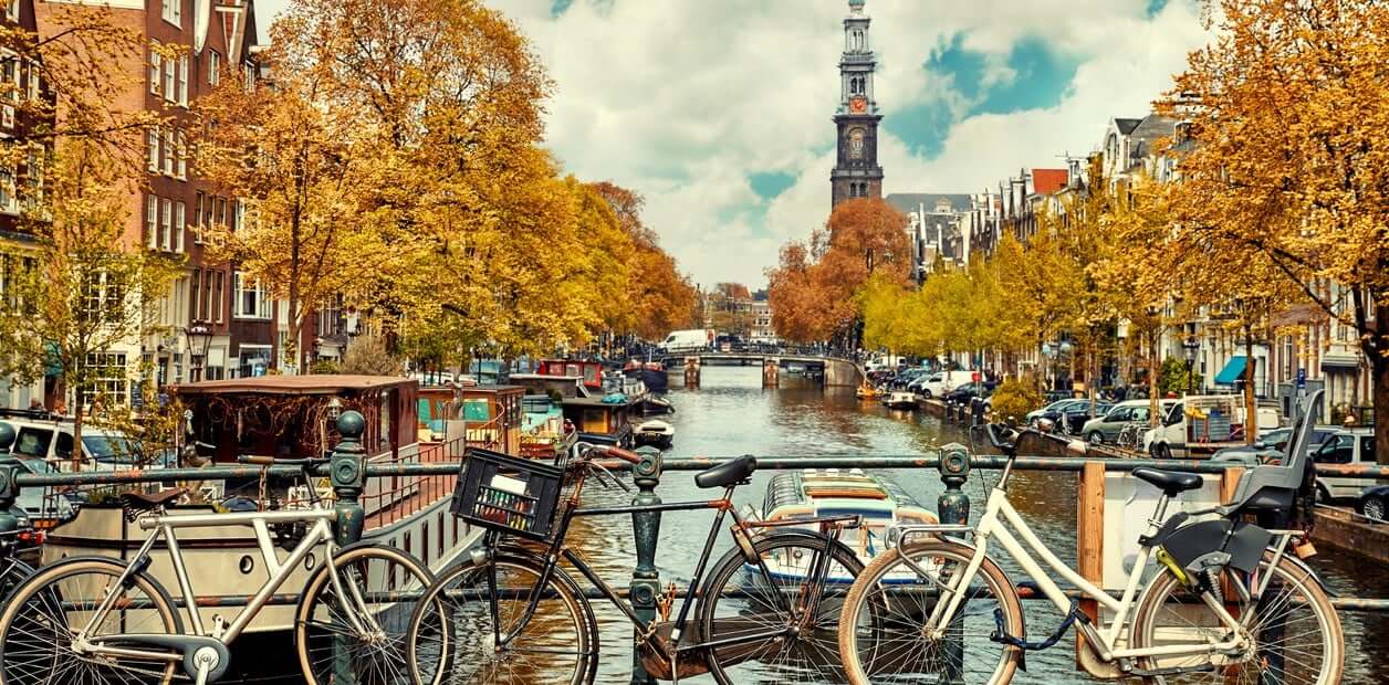 El turismo masivo volvió a Ámsterdam: beneficios económicos vs. visitantes molestos