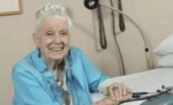 Cómo ser feliz y envejecer bien, según una doctora de 102 años que sigue activa