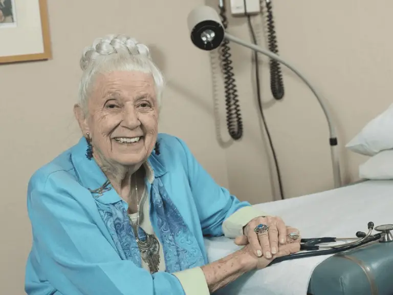 Cómo ser feliz y envejecer bien, según una doctora de 102 años que sigue activa