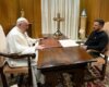 "TU VISITA ES UN HONOR" El papa Francisco recibió a Zelenski en el Vaticano: un gesto inusual y el sorpresivo regalo que recibió del presidente de Ucrania
