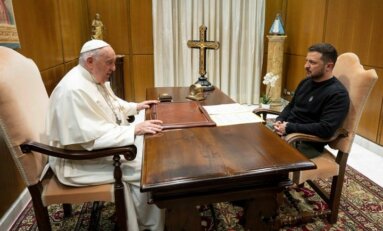 "TU VISITA ES UN HONOR" El papa Francisco recibió a Zelenski en el Vaticano: un gesto inusual y el sorpresivo regalo que recibió del presidente de Ucrania