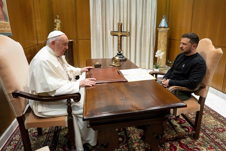 «TU VISITA ES UN HONOR» El papa Francisco recibió a Zelenski en el Vaticano: un gesto inusual y el sorpresivo regalo que recibió del presidente de Ucrania