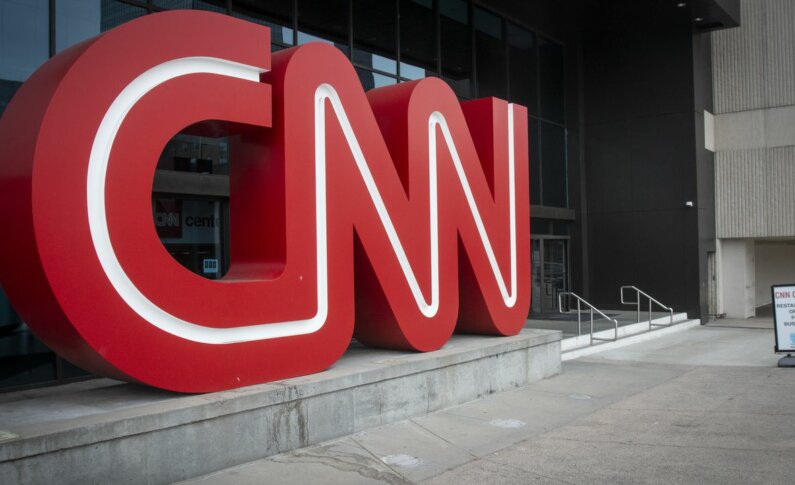 ¿Qué está pasando en CNN en Español? Despidió a un grupo grande de empleados y se dice que trasladaría su operación a México