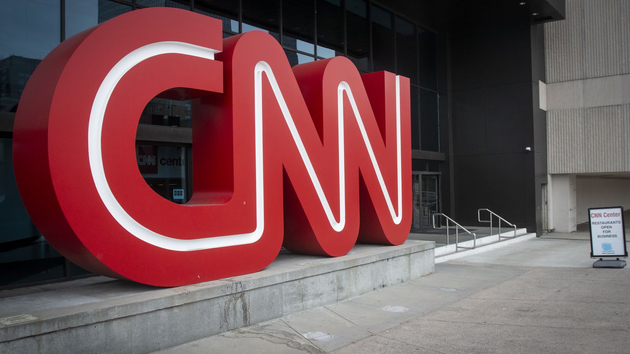 ¿Qué está pasando en CNN en Español? Despidió a un grupo grande de empleados y se dice que trasladaría su operación a México