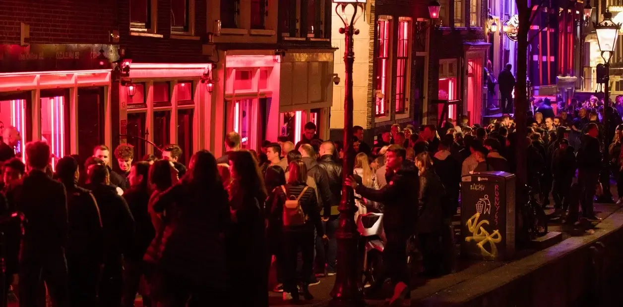 «No vengan»: Ámsterdam no quiere a los turistas jóvenes británicos