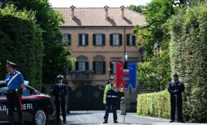 El adiós a Silvio Berlusconi: su mansión ya es sitio de peregrinaje y hogar de un secreto mausoleo