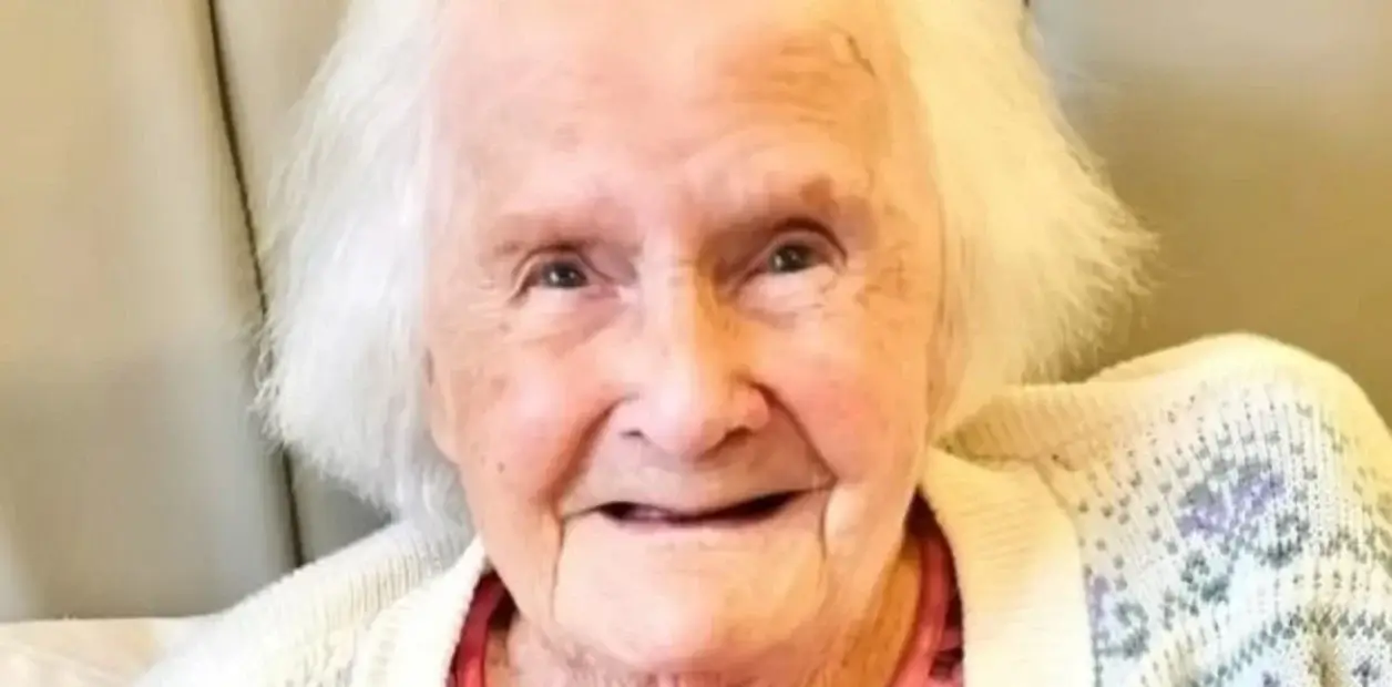 Una mujer que acaba de cumplir 108 años contó el secreto de su longevidad récord: criar perros, no hijos.