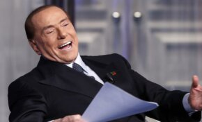 Silvio Berlusconi, el primer ministro que le regalaba autos a las mujeres en sus fiestas sexuales