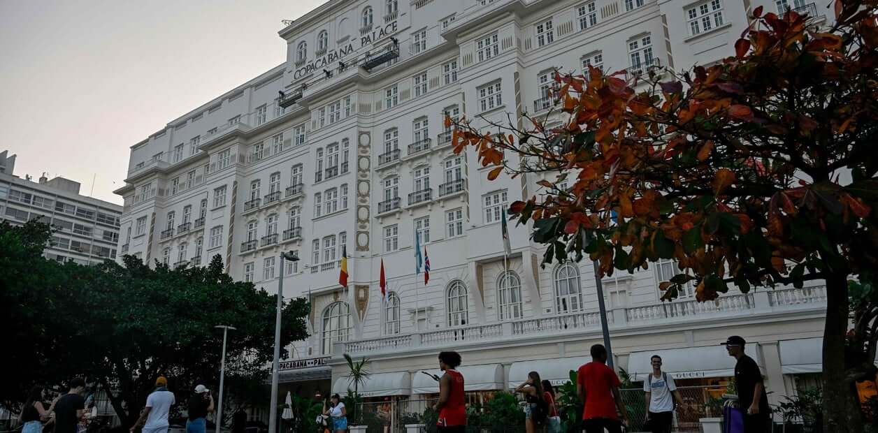 El Copacabana Palace cumple 100 años: el hotel de Río de Janeiro donde Janis Joplin nadó desnuda y el libro de visitas se mira con guantes blancos