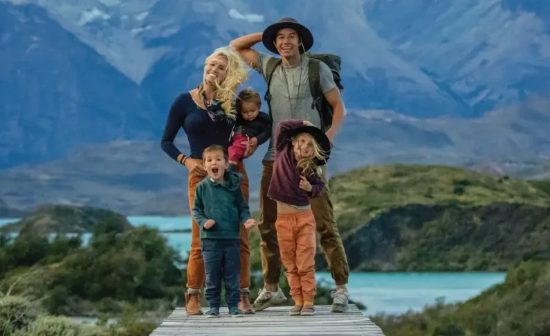 Llevan ocho años viajando por el mundo con sus tres hijos. Pero hay algo que les hizo regresar a casa