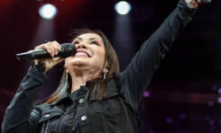 “A su edad no le queda”: Ana Gabriel es destrozada en redes por usar este look en concierto a los 68 años