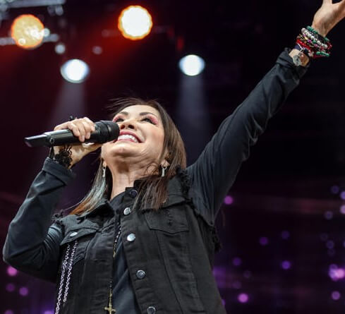 “A su edad no le queda”: Ana Gabriel es destrozada en redes por usar este look en concierto a los 68 años