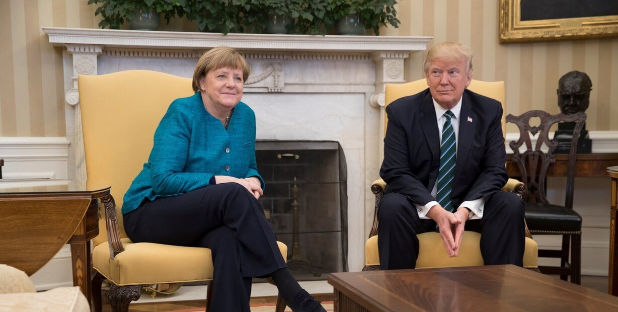 Merkel recuerda en sus memorias cómo fue tratar con Trump y Putin